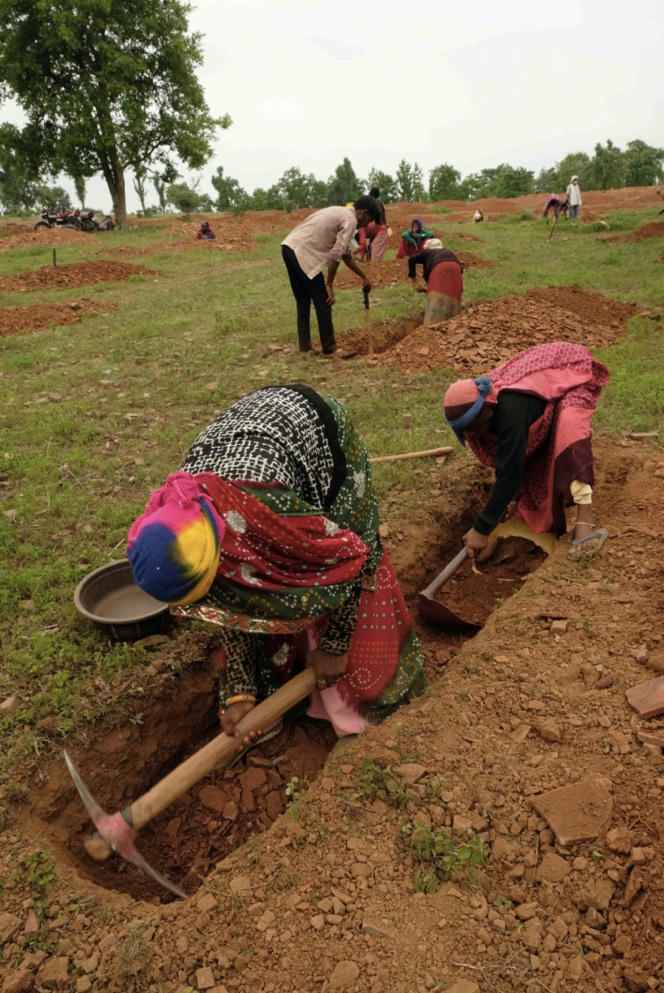 Women at work in the Devjhiri MGNREGA Worksite